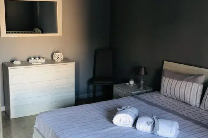 Room 6 of 8