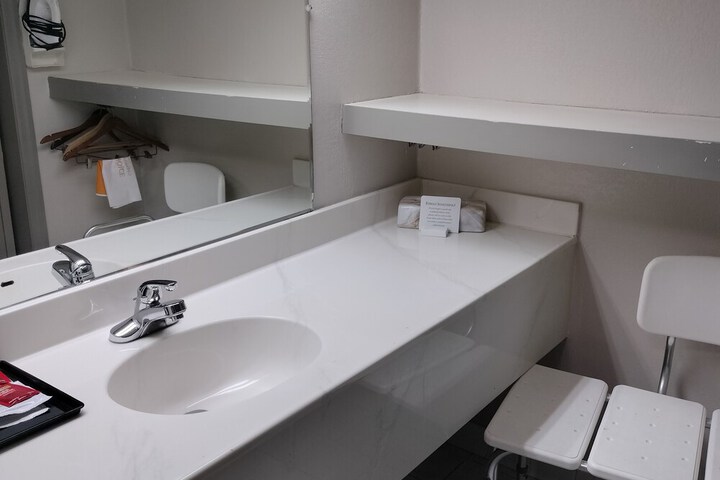 Room 32 of 190