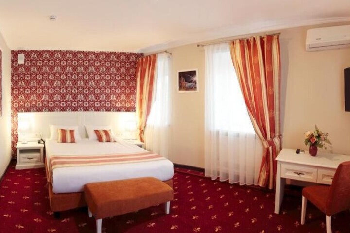 Room 13 of 33
