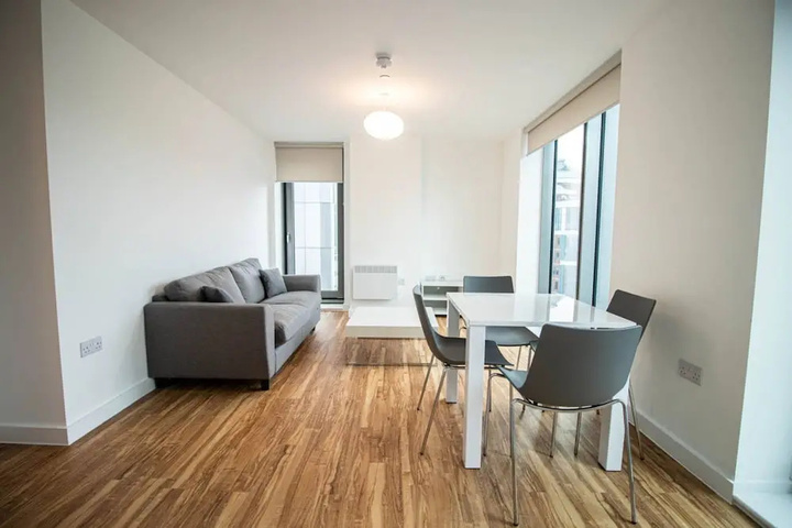 Large & Modern 2 Bedroom Flat With City Views