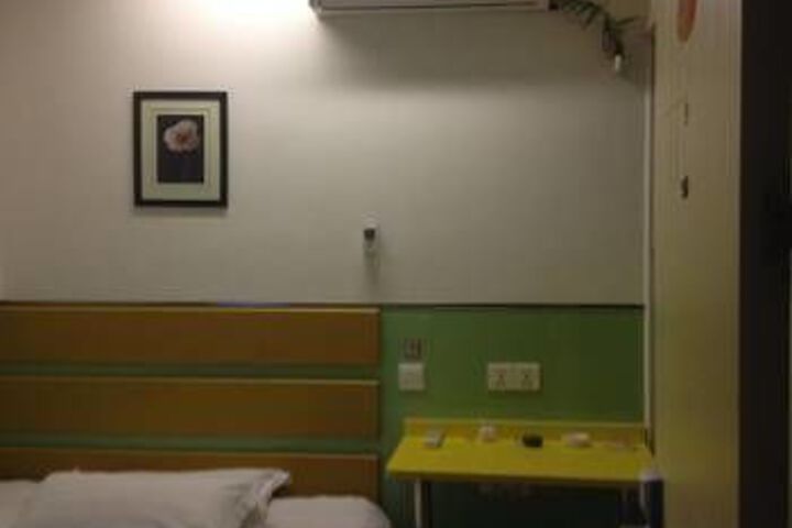 Room 6 of 8
