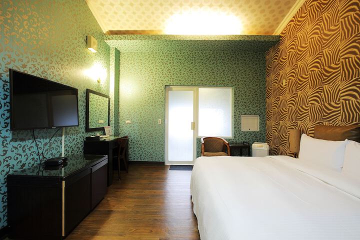 Room 15 of 33