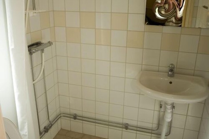 Room 4 of 27