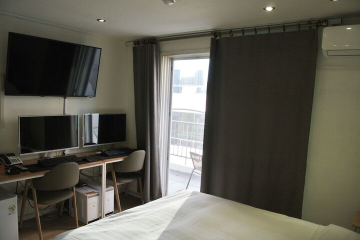 Room 12 of 28