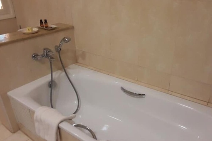 Deep soaking bathtub