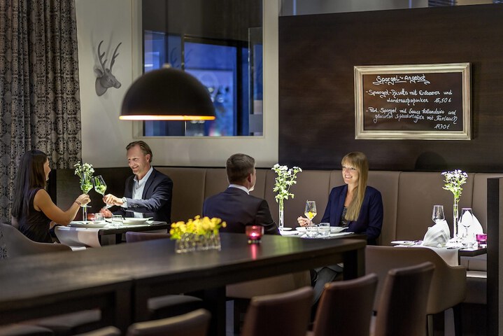 Dining 33 of 53