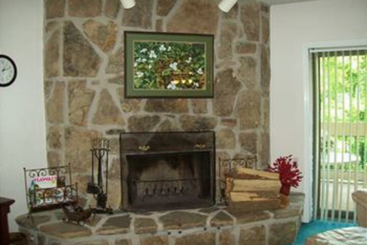 Exterior of Two Bedroom with Jacuzzi Nestled in the Heart of Gatlinburg Unit 305 b