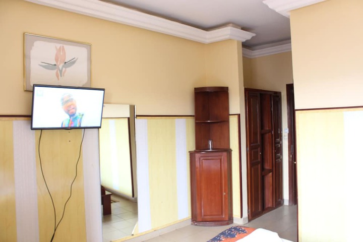 Room 16 of 38