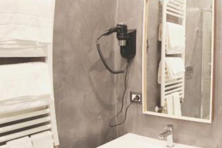 Room 4 of 4
