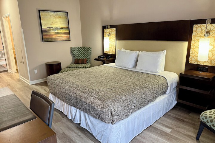 Room 5 of 12