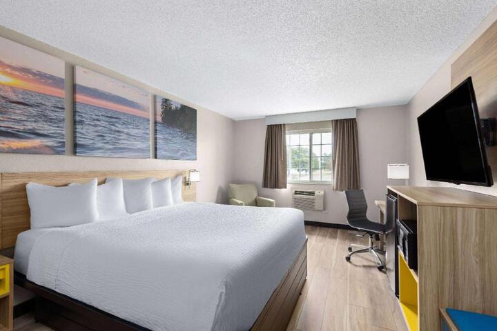 1 King Bed Deluxe (3 of 8)