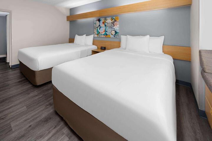 1 Queen Bed (12 of 14)