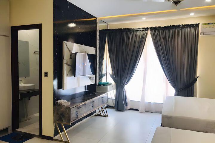 Room 7 of 11