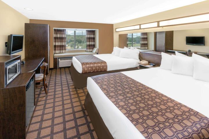 1 Queen Bed (10 of 13)