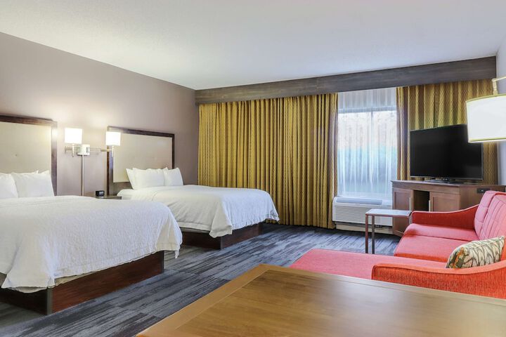 2 Queen Beds (7 of 10)