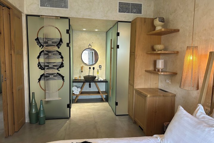 Room 120 of 198