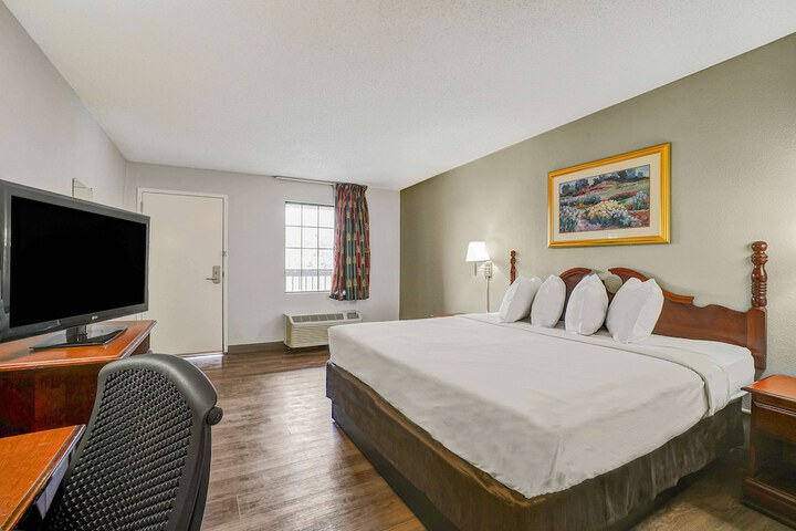 1 King Bed (6 of 8)