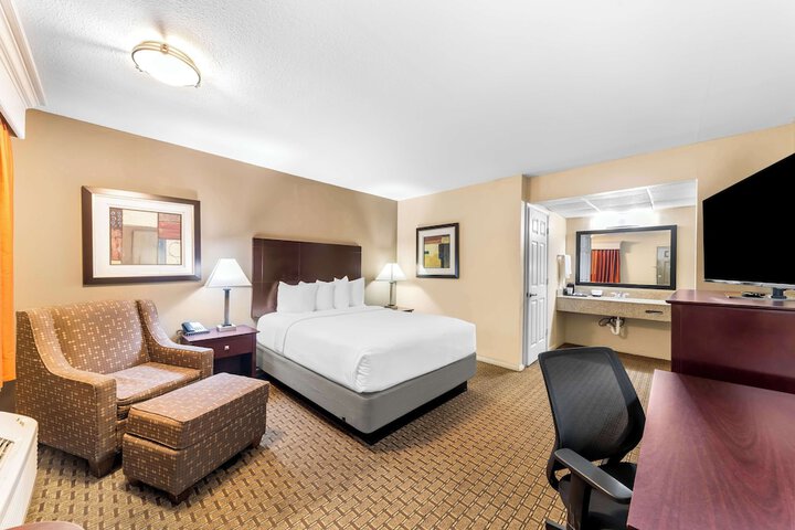 1 Queen Bed Room, Microwave and Refrigerator WiFi Full Breakfast (9 of 9)