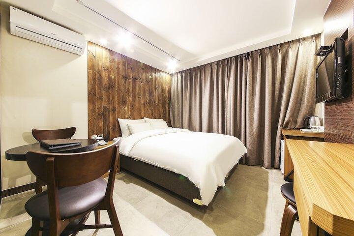 Room 17 of 60