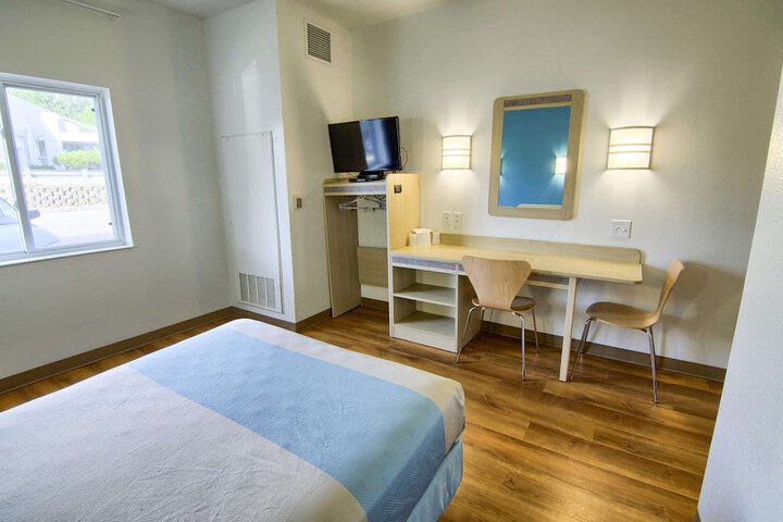 1 Queen Bed Refrigerator (10 of 13)