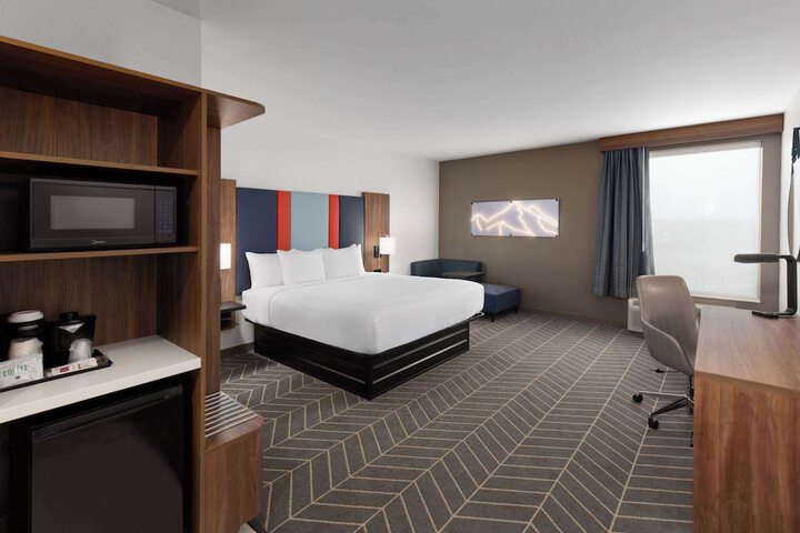 1 King Bed (5 of 14)