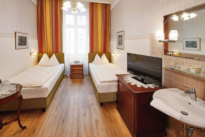 Room 15 of 48