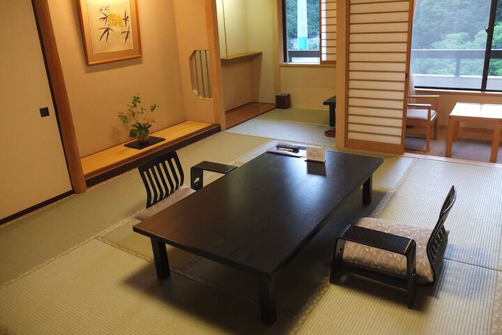 Room 13 of 77
