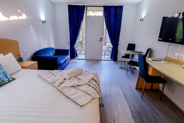 Room 18 of 100