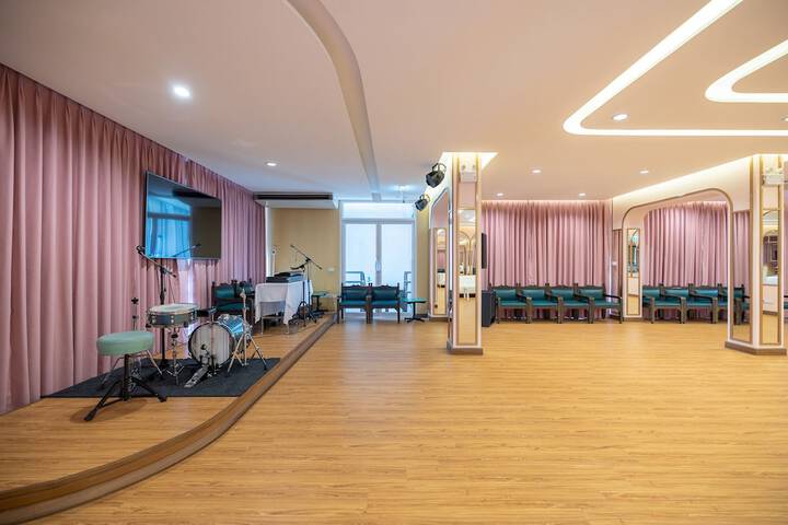 Ballroom/Hall 109 of 159