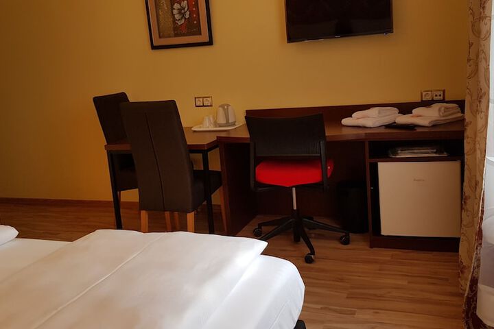 Room 6 of 79