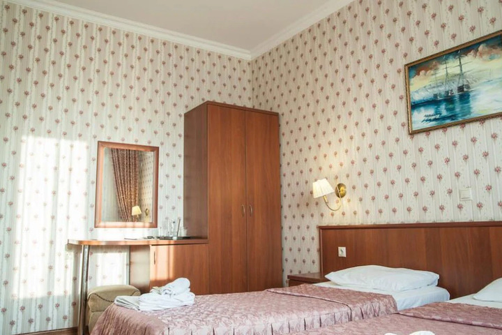 Room 4 of 10