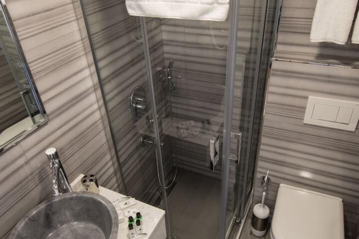 Room 43 of 62