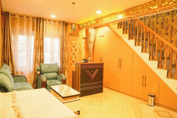 Room 9 of 18