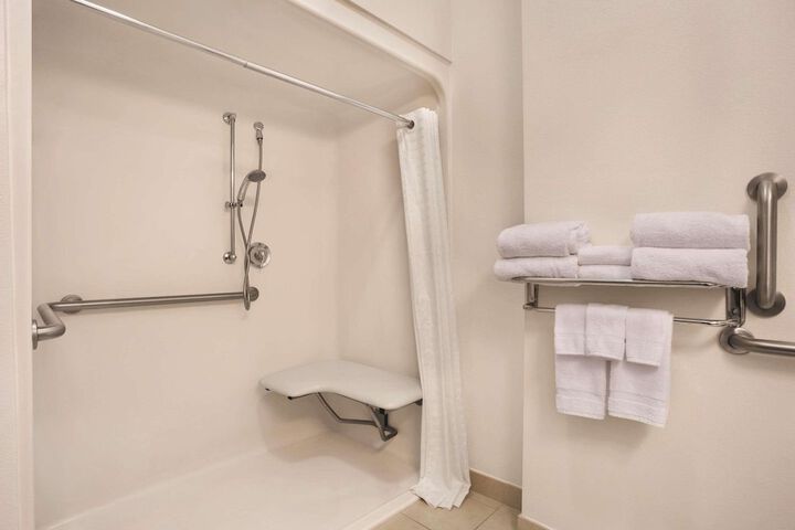 2 Queen Beds (6 of 10)