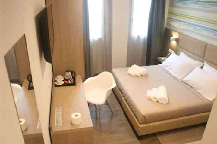 Room 10 of 33