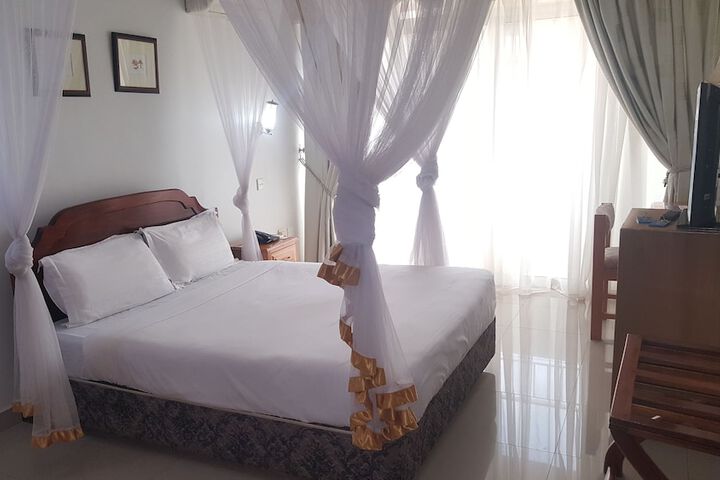 Room 8 of 80