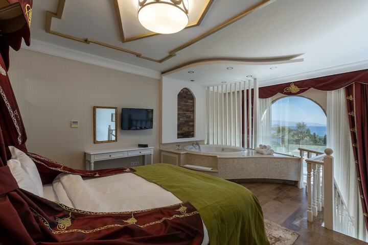 Room 18 of 273