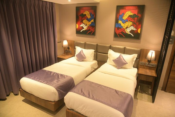 Room 4 of 10