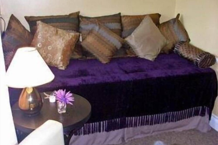 Lounge 10 of 13