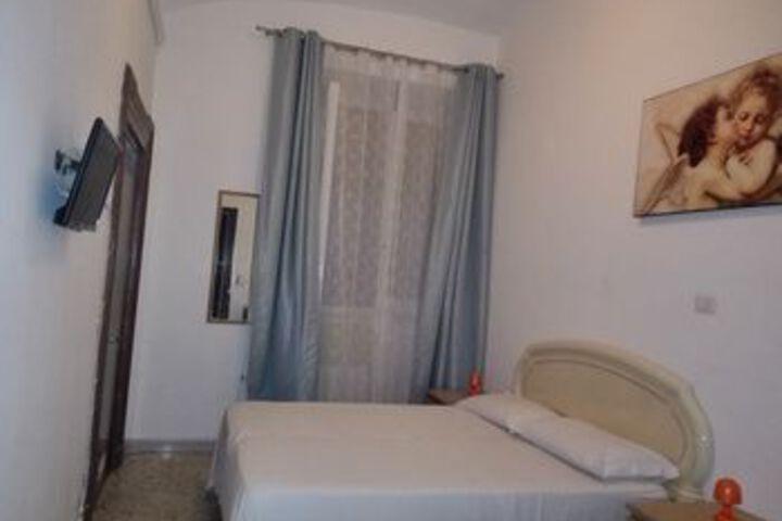 Room 7 of 12