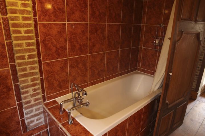 Deep soaking bathtub