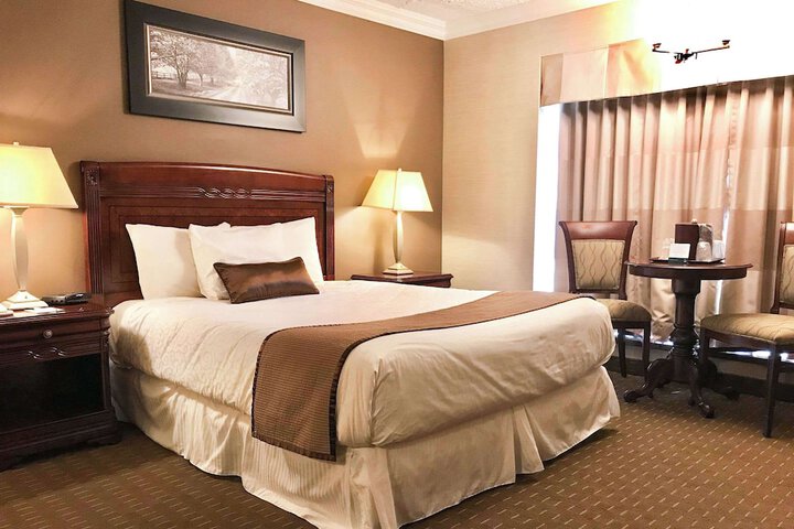 1 King Bed (4 of 4)