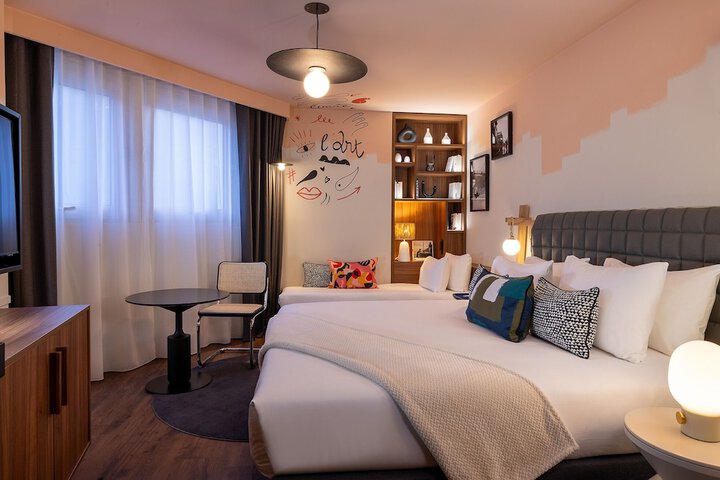 Room 4 of 62
