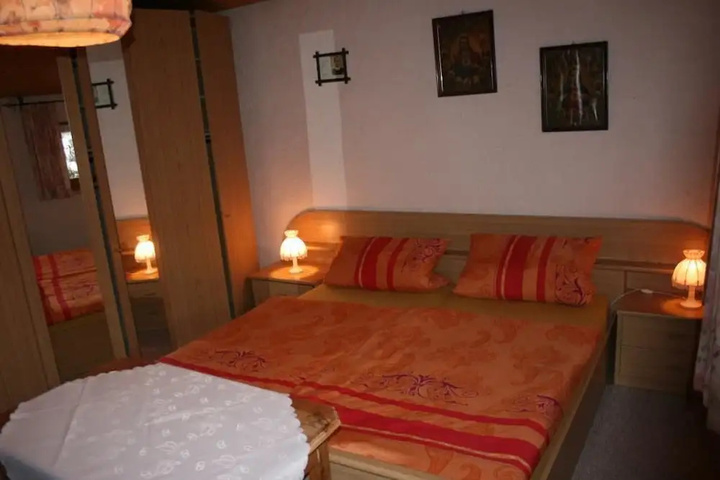 Room 6 of 15