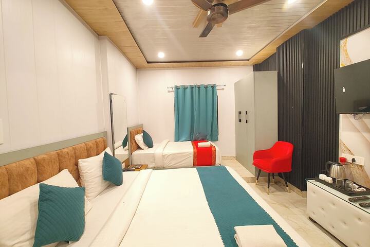 Room 8 of 18