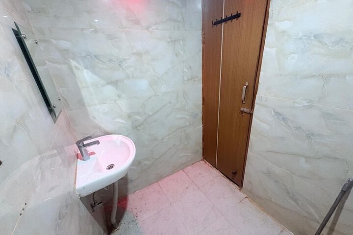 Room 17 of 28