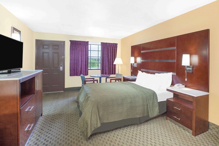 1 Queen Bed Mobility Accessible (1 of 11)