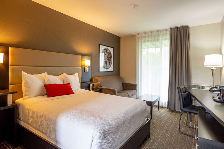 1 Queen Bed Waterfront (15 of 22)
