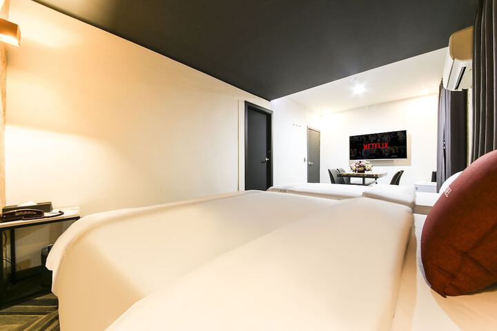 Room 9 of 29