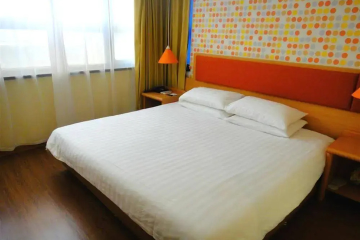 Room 3 of 8